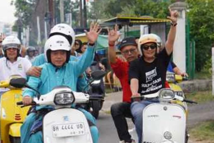 Calon Gubernur Jambi Al Haris dan pasangannya Abdullah Sani mengendarai motor untuk mendaftar jadi kepala daerah ke Komisi Pemilihan Umum (KPU) Jambi, Rabu (28/8/2024)