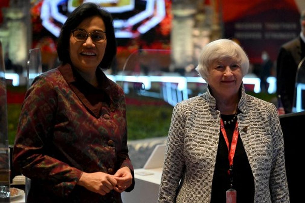Menteri Keuangan AS Janet Yellen (kanan) berfoto dengan Menteri Keuangan Indonesia Sri Mulyani (kiri) sebelum Pertemuan Menteri Keuangan G20 di Nusa Dua, di pulau resor Indonesia Bali, pada 15 Juli 2022. Yellen akan bertemu bos-bos bank di AS.