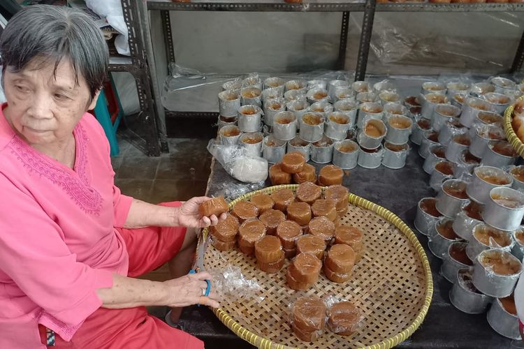Usaha pembuatan kue keranjang di Jalan Tegalpanggung, Kota Yogyakarta, yang kembali menggeliat jelang Imlek.
