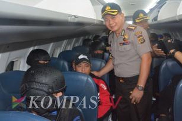 Salah satu terpidana mati Andrew Chan saat berada di pesawat Wings Air dengan nomor penerbangan ATR-72-600 PK-WGO untuk dipindahkan ke Nusakambangan, Rabu (4/3/2015).