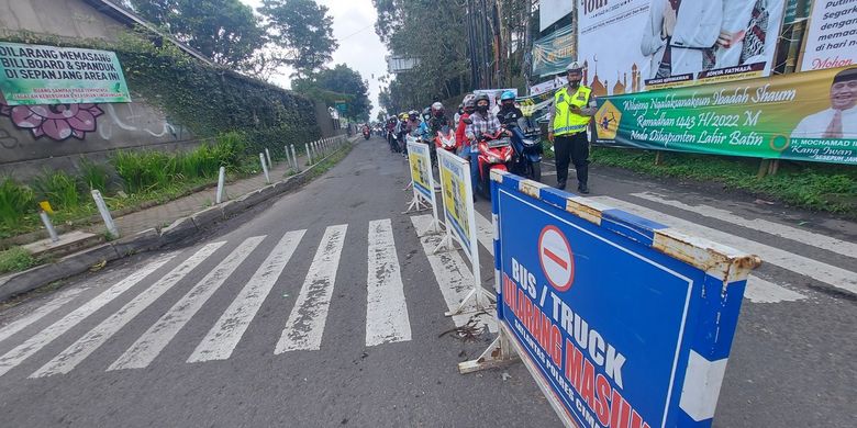 Polisi larang bus pariwisata melintas di jalan alternatif Kolonel Masturi, Lembang, Kabupaten Bandung Barat, Kamis (4/5/2022).