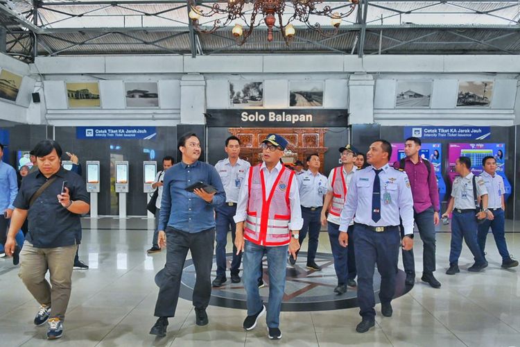 Menteri Perhubungan Budi Karya Sumadi saat Berkunjung ke Stasiun Solobalapan, Minggu (10/3/2024)