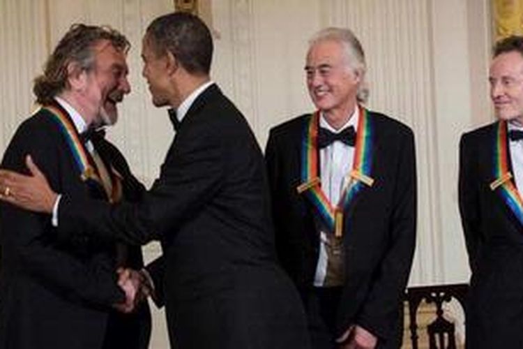 Presiden AS Barack Obama menyalami para personel grup rock Led Zeppelin, Robert Plant (kiri), Jimmy Page, dan John Paul Jones. Obama menyerahkan penghargaan untuk Led Zeppelin yang dinilai memberi kontribusi untuk budaya AS.