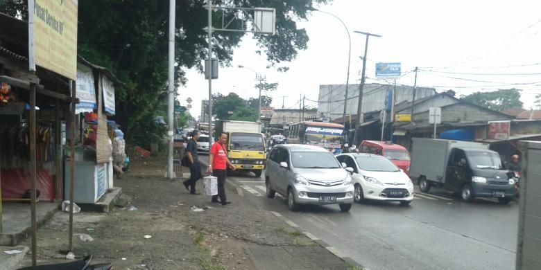 Kawasan sekitar Stasiun Lenteng Agung, Jalan Raya Lenteng Agung, Jakarta Selatan, Senin (15/7/2013). Akibat tidak adanya Jembatan Penyebrangan Orang (JPO), kawasan ini menjadi biang kemacetan akibat banyaknya orang lalu lalang dan angkutan kota yang berhenti di sembarang tempat