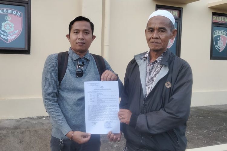 Moh. Sadik (59), seorang guru ngaji di dusun Kombira, Desa Rubaru, Kecamatan Rubaru, Kabupaten Sumenep, Jawa Timur, bersama Marlaf Sucipto (kanan), kuasa hukum pelapor, saat menunjukkan bukti laporan di kantor Polres Sumenep.