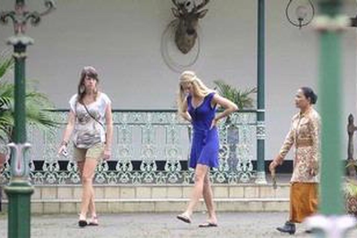 Pemandu wisata (berbaju batik) mengantarkan wisatawan asing berkeliling Keraton Yogyakarta, Yogyakarta, Senin (31/1/2011).  