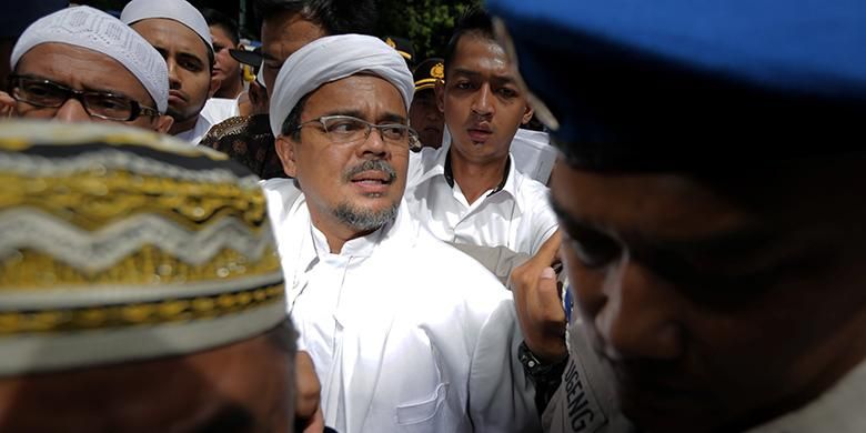 Pimpinan Front Pembela Islam, Rizieq Shihab tiba di Kantor Direktorat Reserse Kriminal Khusus, Polda Metro Jaya, Jakarta, Senin (23/1/2017). Rizieq diperiksa oleh Subdirekorat Fiskal, Moneter, dan Devisa Direktorat Reserse Kriminal Khusus Polda Metro Jaya, terkait ucapannya soal gambar palu arit di logo Bank Indonesia dalam lembaran uang rupiah.