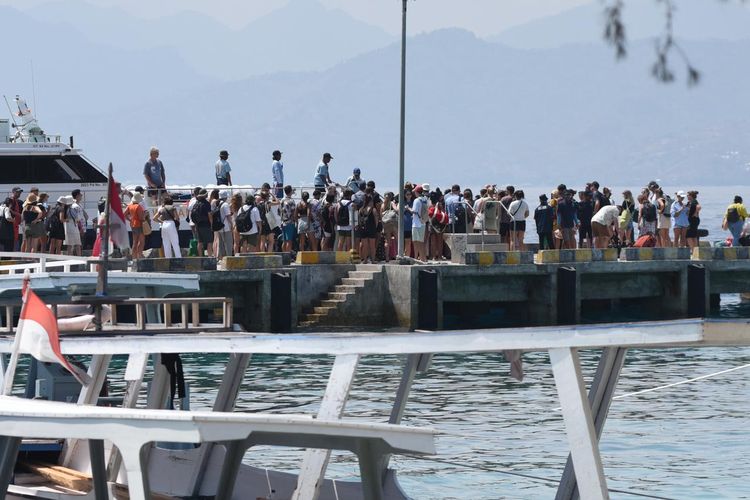 Sejumlah turis bersiap menaiki kapal penyeberangan di Pelabuhan Gili Trawangan, Pemenang, Lombok Utara pada Jumat (13/10/2023)
