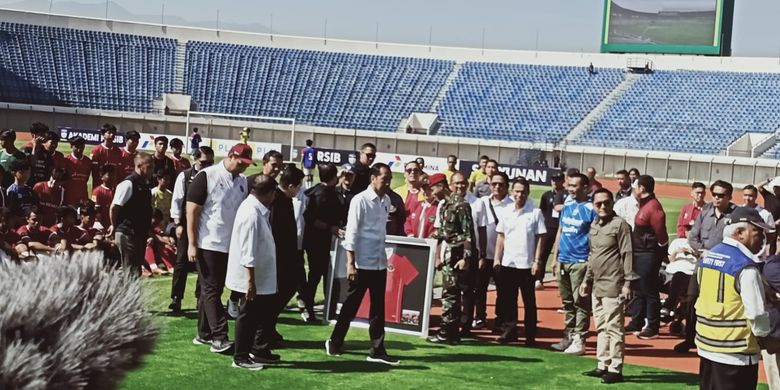Presiden Jokowi saat mengunjungi Stadion Si Jalak Harupat (SJH) pada Rabu (12/7/2023) dalam lawatannya Presiden mengecek kesiapan SJH serta menyaksikan seleksi Tim Nas U-17.