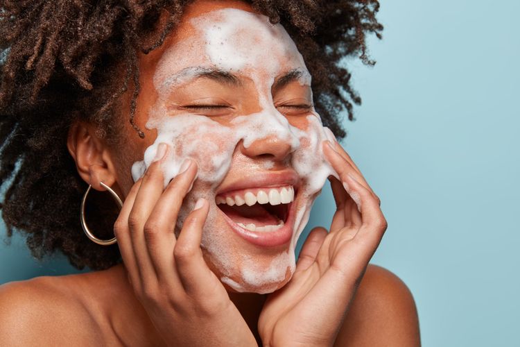 Mencuci muka dua kali sehari adalah salah satu cara mencegah komedo di hidung.