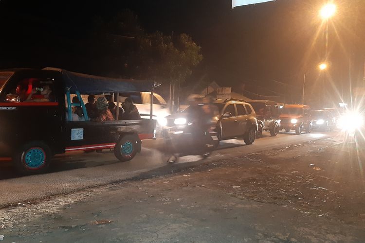 Hingga Jumat (7/6/2019) malam, kendaraan dari arah Sumedang menuju Bandung padat merayap. AAM AMINULLAH/KOMPAS.com