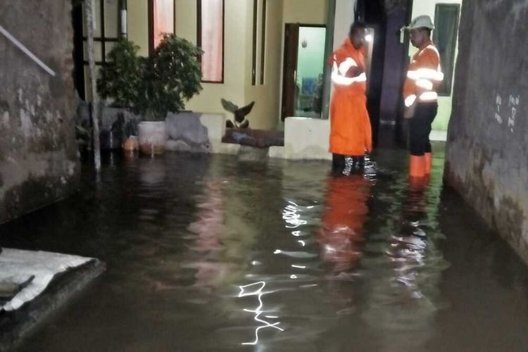 Cuaca buruk menyebabkan berbagai bencana mulai dari longsor, banjir dan pohon tumbang di kawasan Kota Tasikmalaya, Jawa Barat, Kamis (30/1/2020).