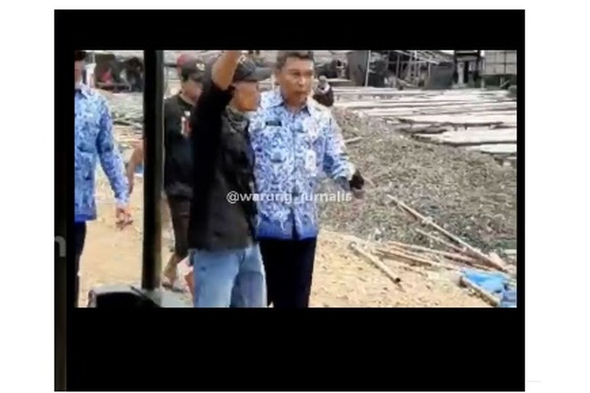 Rekaman video Satpol PP diusir ormas saat hendak menertibkan bangunan, viral di media sosial. 
