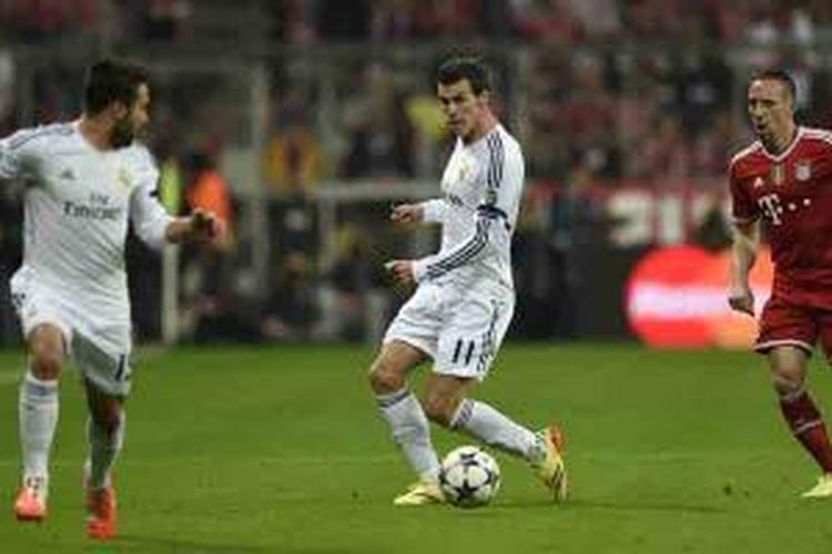 Gelandang Bayern Muenchen, Franck Ribery (kanan), berebut bola dengan penyerang Real Madrid Gareth Bale (tengah) dan bek Real Madrid Daniel Carvajal pada leg kedua semifinal Liga Champions di Allianz Arena, Selasa (29/4/2014).