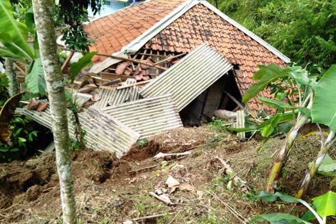 Rumah Rusak Tertimpa Longsor di Cianjur, Puluhan Warga Mengungsi