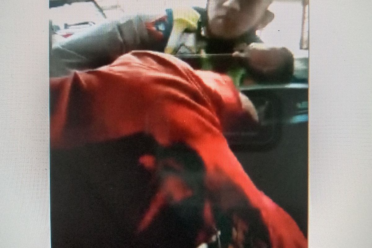 Tangkapan layar video pengemudi truk dipukul anggota Satlantas Polres Jombang, Jawa Timur, Senin (11/4/2022).