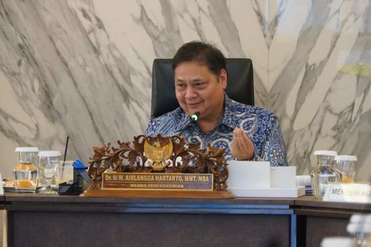 Menteri Koordinator (Menko) Bidang Perekonomian Airlangga Hartarto dalam Rapat Koordinasi Tingkat Menteri di Kantor  Kementerian Koordinator (Kemenko) Bidang Perekonomian, Kamis (30/11/2023). 
