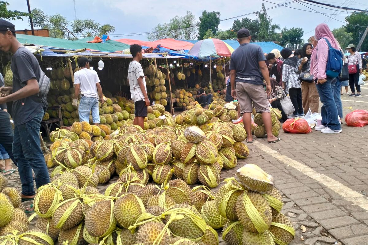 Puluhan pedagang durian di kawasan Pasar Wisata Cheng Ho menyayangkan adanya video viral berisi tewel, Sabtu (08/02/2025).