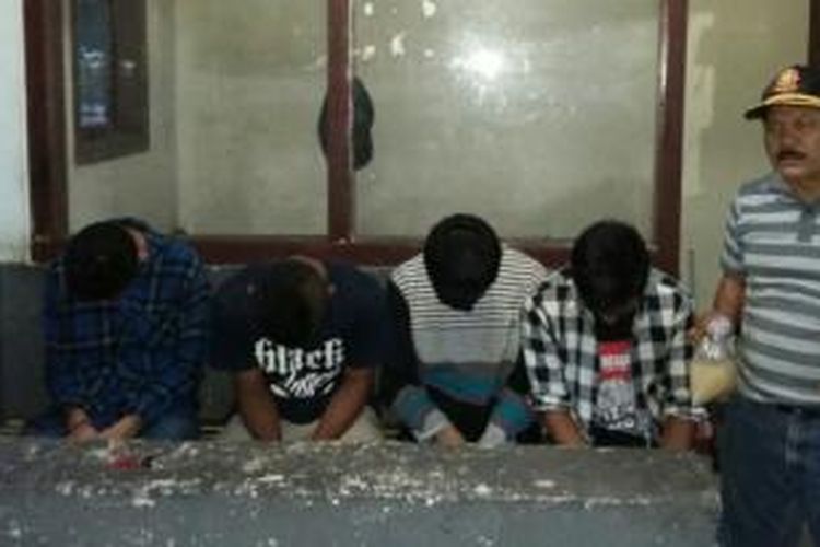 empat remaja diamankan Satpol PP Kabupaten Rejang Lebong, Bengkulu karena menggelar pesat minum tuak di masjid