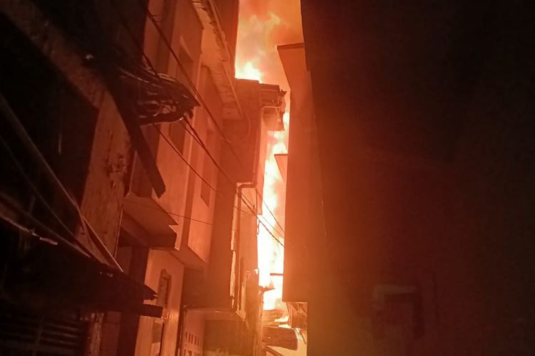 Permukiman padat penduduk di Jalan Talib 1, Kelurahan Krukut, Kecamatan Tamansari, Jakarta Barat, terbakar pada Kamis (28/4/2022) petang.