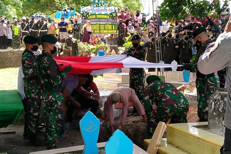 Pangdam XVI Pattimura memimpin upacara pemakaman almarhum Praka Anumerta Rahman Tomilawa di TPU Dusun Pahlawan, Desa Tulehu, Kecamatan Salahutu, Kabupaten Maluku Tengah, Sabtu (29/1/2022).