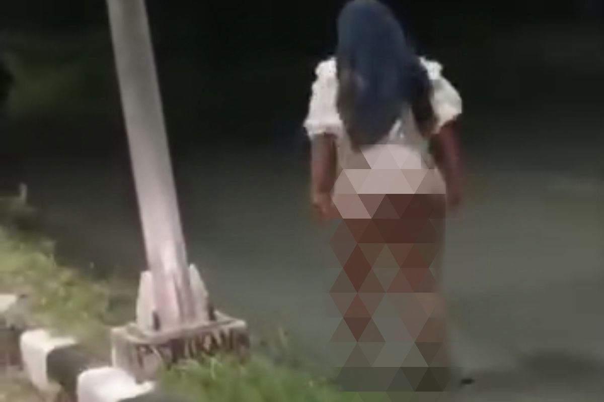 Perempuan berhijab berjalan tanpa celana
