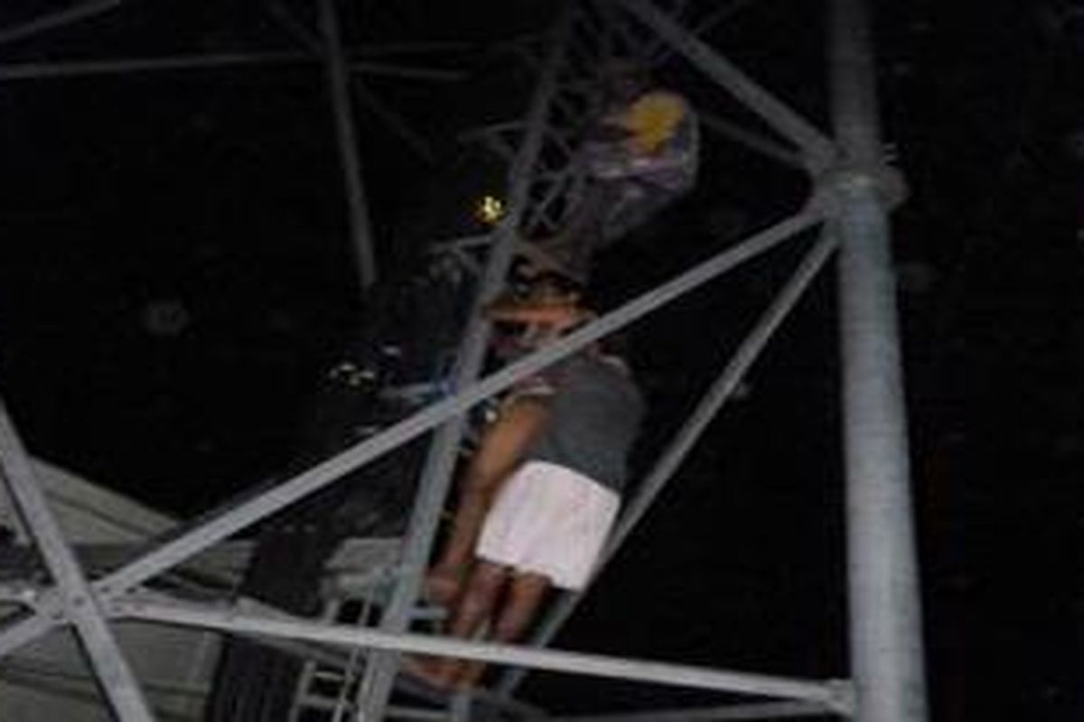 Upaya evakuasi David dari atas tower oleh warga, membutuhkan waktu dua jam lebih.