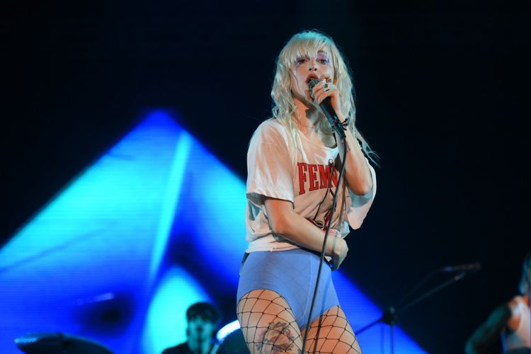 Aksi panggung Paramore saat tampil di ICE BSD, Tangerang, Banten, Sabtu (25/08/2018). Paramore kembali menggelar konsernya yang bertajuk After Laughter Summer Tour  setelah batal pada bulan Febuari 2018 lalu.