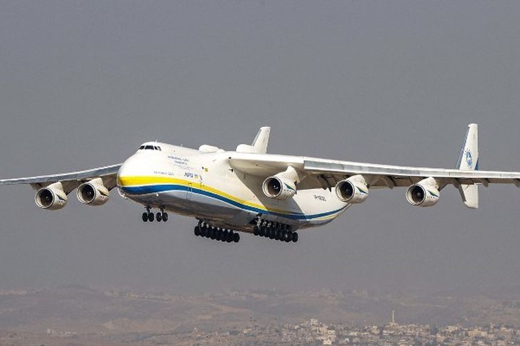Pesawat terbesar di dunia, Antonov-225 milik Ukraina, hendak mendarat di Bandara Internasional Ben Gurion di Lod, timur Tel Aviv, Israel, 3 Agustus 2020. AN-225 adalah pesawat kargo yang dibangun pada era Soviet.