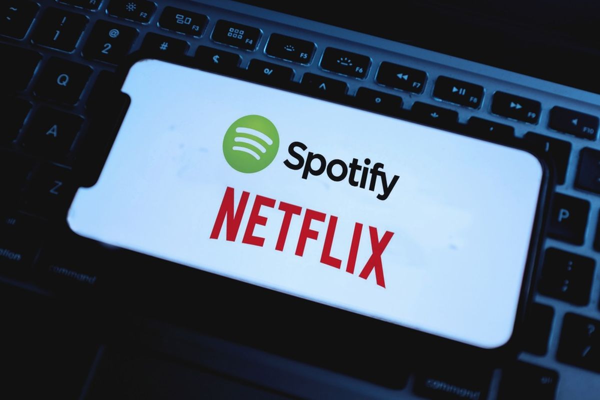 Ilustrasi platform streaming Netflix dan Spotify.