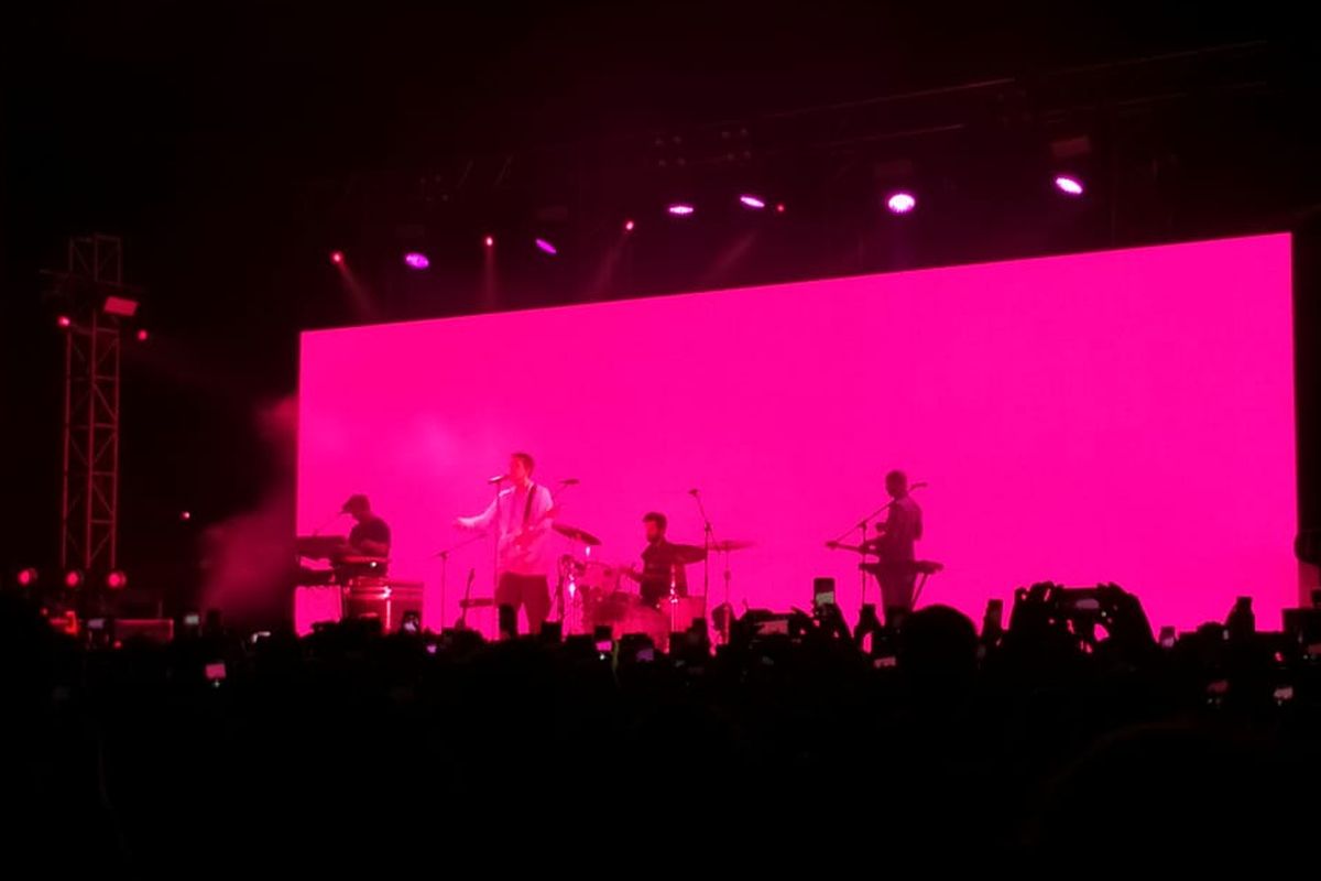 LANY tampil di konser sesi pertama di Tennis Indoor Senayan, Jakarta Pusat, Rabu (14/8/2019).