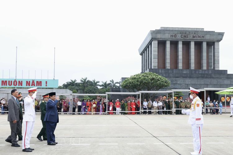 Menteri Pertahanan (Menhan) Prabowo Subianto berkesempatan berziarah ke Mausoleum Ho Chi Minh di Hanoi, Vietnam, Sabtu (14/5/2022).
