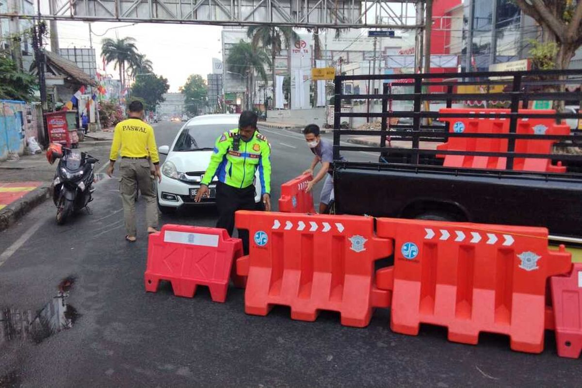 Aparat kepolisian menutup akses jalan protokol selama perpanjangan PPKM level 4 di Bandar Lampung.
