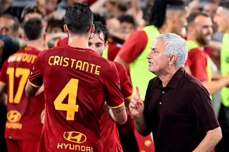 Jose Mourinho (kanan) memberi instruksi ke anak asuhnya pada laga pekan ketiga Liga Italia yang mempertemukan AS Roma vs Sassuolo di Stadion Olimpico, Senin (13/9/2021) dini hari WIB.