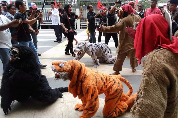 Selain pesilat, macan-macanan juga menjadi ikon dalam kesenian tradisional pencak macan.