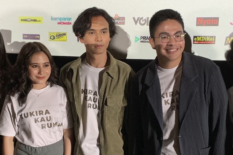 Prilly Latuconsina (kiri), Jourdy Pranata (tengah) dan Umay Shahab (kiri) dalam konferensi pers film Kukira Kau Rumah, Senin (31/1/2022).