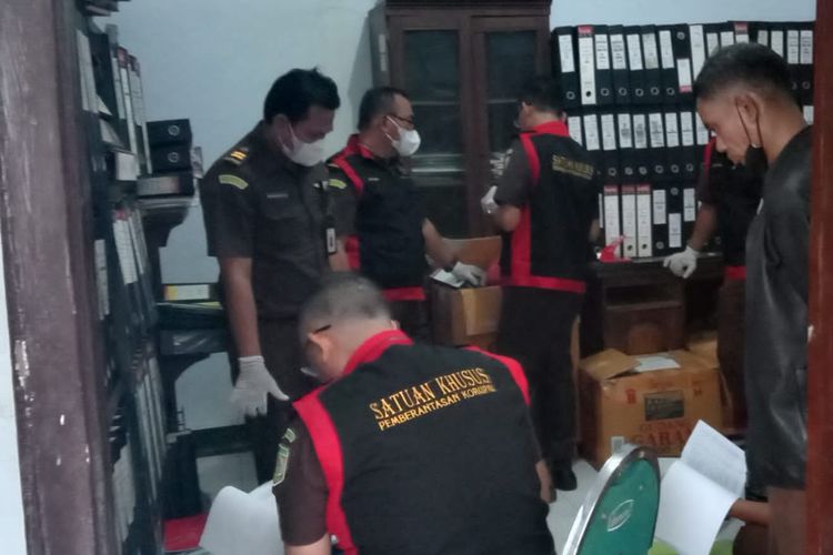 Tim Kejati NTB saat menggeledah kantor BPKAD Kabupaten Dompu, Senin (13/6/2022).