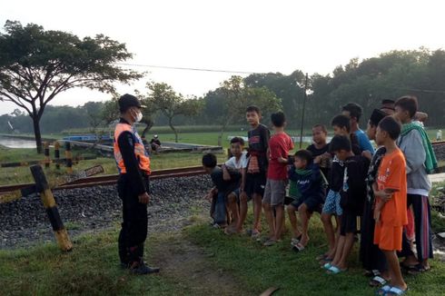 Banyak Warga Ngabuburit di Jalur Kereta Api, KAI Beri Peringatan Keras