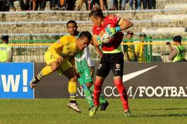 Ghozali Muharram Siregar (kiri) saat berduel dengan kiper Mitra Kukar Gerri Mandagi di Stadion Petrokimia, Rabu (27/7/2016) lalu. (foto; Persegres)