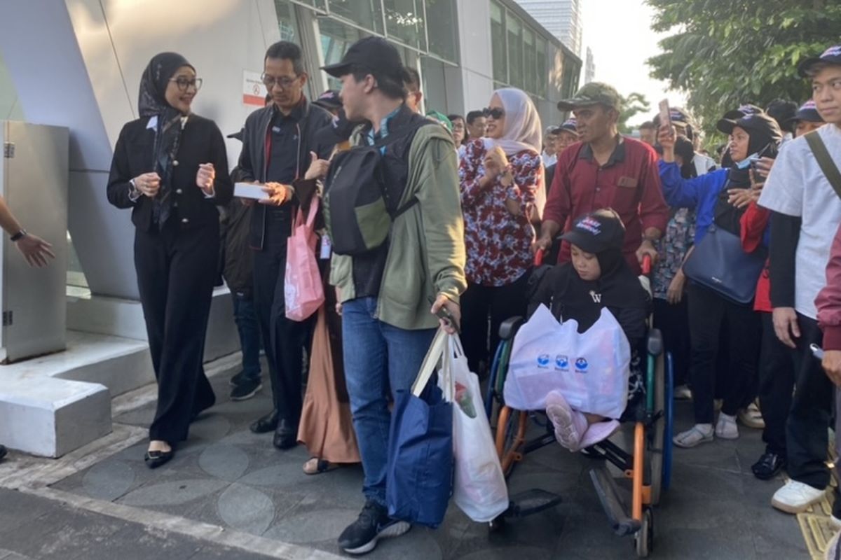 Penjabat Gubernur DKI Jakarta Heru Budi Hartono menemui sejumlah penyandang disabilitas di Stasiun MRT Bundaran Hotel Indonesia (HI), Senin (25/3/2024). Heru mengajak mereka ngabuburit naik MRT dari Stasiun Bundaran HI menuju Istora. 