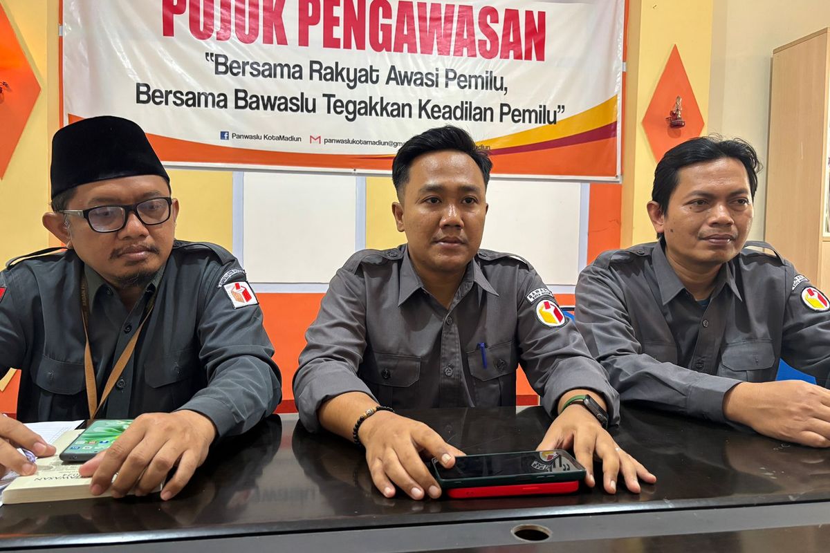 Ketua Bawaslu Kota Madiun Wahyu Sesar Tris Sulistyo Nugroho menjelaskan timnya sementara menangani temuan kasus sebar uang dalam kampanye akbar paslon Bonus di Lapangan Rejomulyo. 