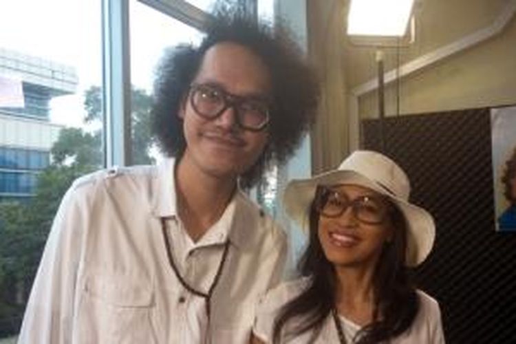 Duo Endah N Rhesa diabadikan usai tampil dalam program bincang-bincang musik K-Akustik yang disiarkan Kompas.com secara langsung melalui jaringan internet (live streaming), Kamis (2/7/2015).
