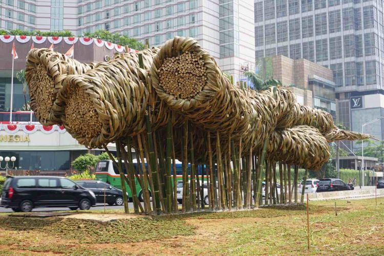 Sebuah karya seni instalasi berbahan dasar bambu ditempatkan di kawasan Bundaran Hotel Indonesia (HI), persis di depan Monumen Selamat Datang, Jakarta Pusat, Rabu (15/8/2018). Karya seni itu sekilas menyerupai bunga  matahari. Namun, jika dipandang dari sudut berbeda,  instalasi bambu itu terlihat seperti gelembung sabun berukuran raksasa.
