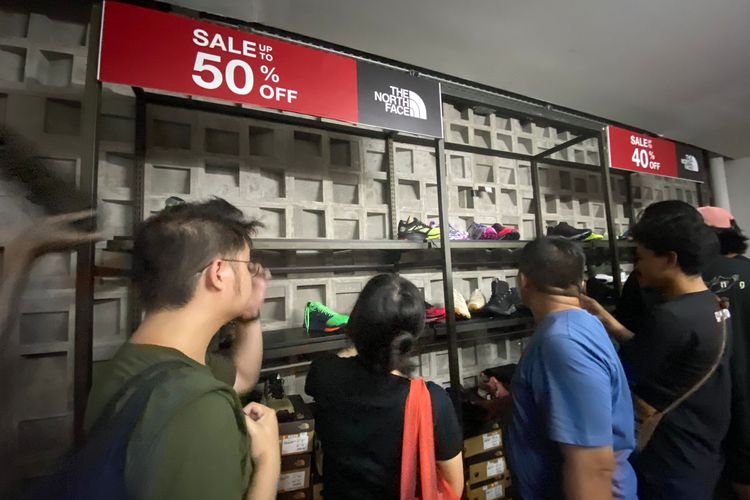 Diskon hingga 60 persen di brand North Face di INDOFEST 2023.