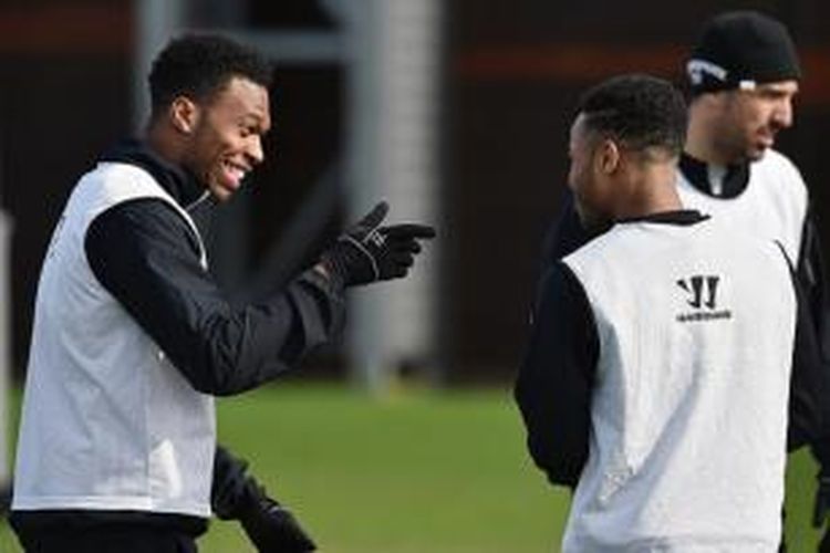 Daniel Sturridge dan Raheem Sterling menjalani sesi latihan bersama Liverpool.