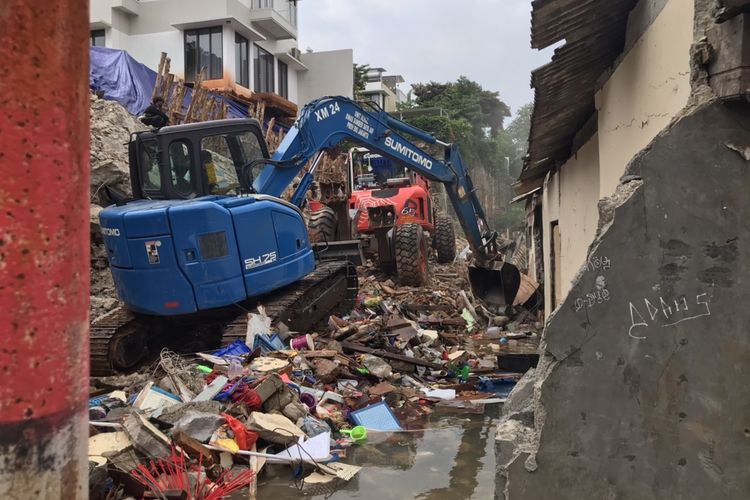 Sejumlah alat berat dikerahkan untuk mengangkut puing-puing material turap yang longsor Jalan Damai 2 RT 04/RW 012, Ciganjur, Jagakarsa, Jakarta hingga menyebabkan banjir dan menimbulkan korban jiwa pada Senin (12/10/2020) siang.