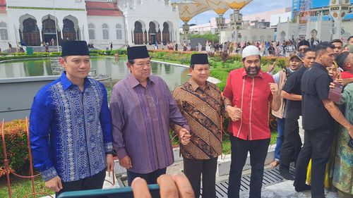 Momen SBY, Prabowo, AHY, dan Eks Panglima GAM Foto Bareng di Masjid Baiturrahman Aceh