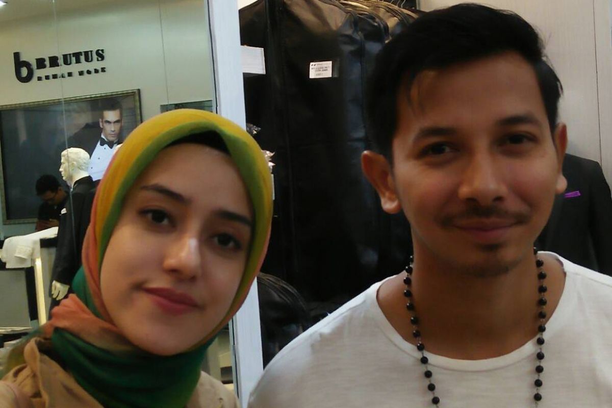 Fairuz A Rafiq dan Sonny Septian di sela fitting busana pengantin di Grand Indonesia, Jakarta Pusat, Senin (15/5/2017).