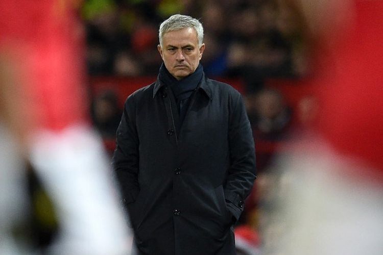 Jose Mourinho memerhatikan timnya bertanding pada pertandingan Manchester United vs Tottenham Hotspur dalam lanjutan Liga Inggris di Stadion Old Trafford 4 Desember 2019. 