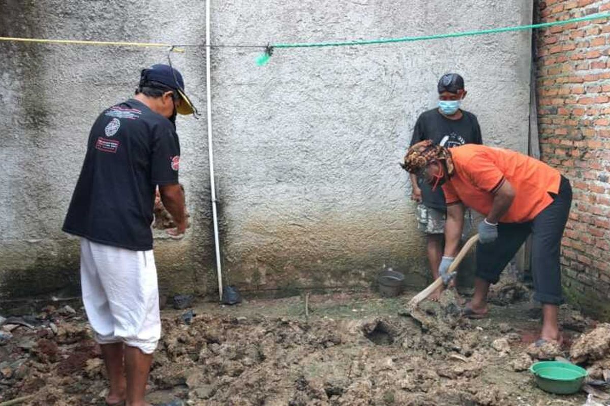 Tim forensik RS Polri dibantu Automatic Fingerprint Identification System (Inafis) Polres Bogor mengidentifikasi jenazah perempuan tanpa identitas yang dikubur di belakang kontrakan di Desa Kapasiran, Kecamatan Parung Panjang, Kabupaten Bogor, Jawa Barat, Jumat (8/5/2020) siang.